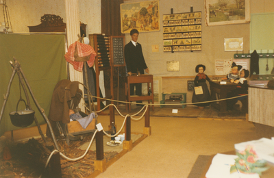 N 8119 - deel van opstelling in museum of oudheidkamer; rechts 'het schooltje'; links deel 'eekschillers'