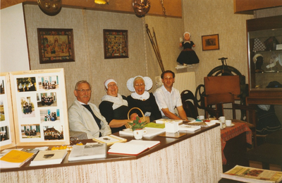 N 8121 - collectie Fenna de Boer; vlnr: Wim den Herder; Gerrie Rekers; Wim v.d. Pol; Wim Bonestroo; achter de toonbank ...