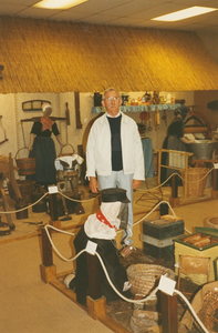 N 8124 - Wim den Herder in de oudheidkamer; op voorgrond imker met pijp