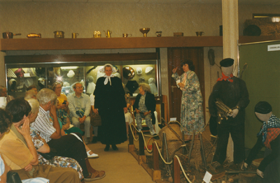 N 8129 - klederdracht show in de oudheidkamer; vrouw rechts: Alie de Graaf; vrouw in dracht: Rita Greven in ...