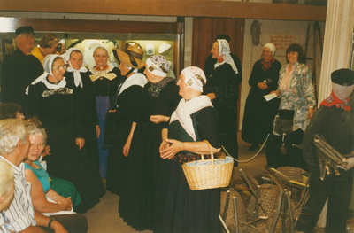 N 8130 - finale van de folkloreshow; vlnr, in dracht: Albert Holstege, Nel v.d. Berg; Rita Greven; Alie Holstege; ...