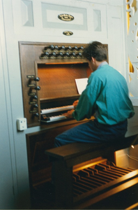 N 8134 - man achter een orgel; organist tijdens 5e open monumentendag