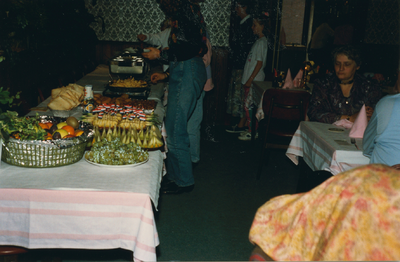 N 8136 - diverse mensen in een restaurant; vrouw rechts aan tafel: Alie Holstege - v.d. Keur