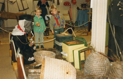 N 8139 - twee jongens in museumachtige ruimte; sluiting oudheidkamer; voorgrond tafereel met imker