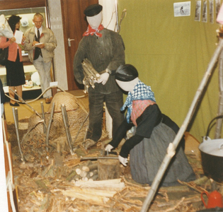 N 8142 - voorgrond eekschillerstafereel; achtergrond: man: Wim den Herder