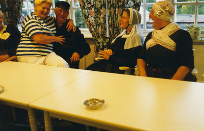 N 8144 - vier mensen in dracht; vlnr: Alie Holstege; ...?; Albert Holstege; Deritha Zoet-Holstege; Gerrie Rekers; ...