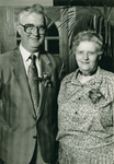 N 8160 - man en vrouw, met corsage; Albert en Alie Holstege; 25 jaar getrouwd