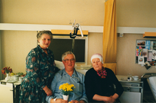 N 8161 - vrouw, in tipmutsdracht, op ziekenbezoek; vlnr: Alie Holstege; Albert Holstege; Fenna de Boer