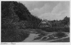 N 9558 - huis, drie verdiepingen, schuin dak, diverse schoorstenen, in een bosrijke omgeving; voorgrond zandkuil