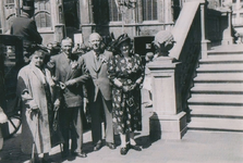 N 10656 - trouwerij van Gerda Kisjes met Gerrit Sipkes; op de foto ook het echtpaar Kisjes-Koenders