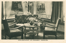 N 10685 - drie zits bankje en twee fauteuils met rond tafeltje waarop bos bloemen