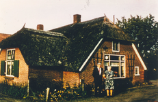 N 10698 - ouders fotograaf, Berend Beens en Willemtje Bouwman voor het ouderlijk huis