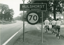 N 10798 - tot de gemeente Nunspeet behorende kernen; straatbeeld met plaatsnaambord 'Hulshorst' en 70-kilometerbord
