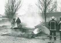 N 10799 - Schaftkeet ontploft in dorp; brandweerlieden aan het werk