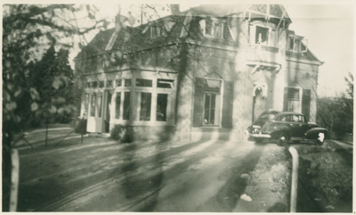 11358 - C. Boot, arts op bezoek bij dr. van Loon