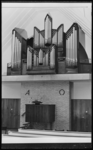 234 - pijpen van het orgel boven het spreekgestoelte; tegen de muur de letters Alpha en omega