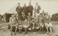 9962 - Het officierencorps, aug 1925; 19 mannen staande en zittend voor een tent