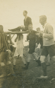 9966 - Gé is jarig, wordt door de officieren in de Waschkolk gedragen aug '25