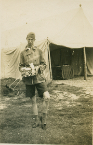 9970 - Jongeman staande voor tent