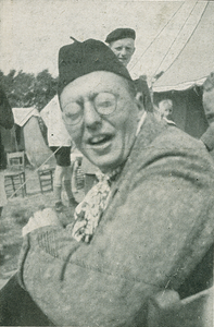 9971 - Man met grote ronde bril