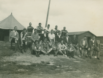 9972 - grote groep mannen staande en zittend voor een paal