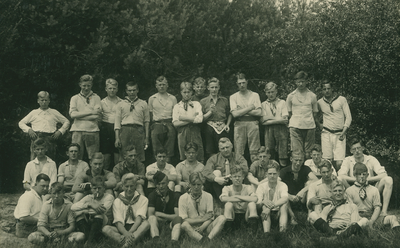 9975 - Groepsfoto van jonge mannen