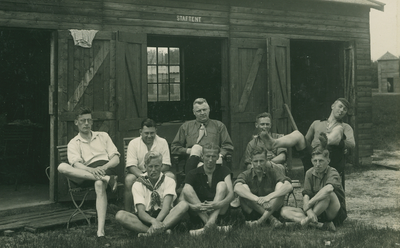 9976 - Staftent, met 9 mannen zittend voor de barak