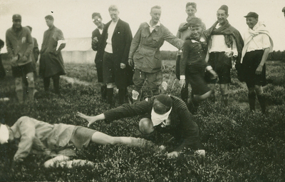 9979 - Groep jonge mannen in actie en toekijkend