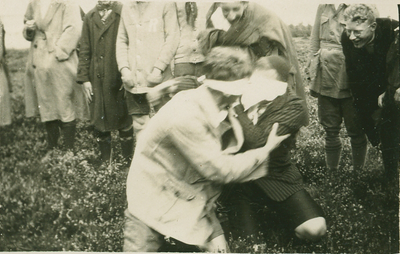 9980 - Twee mannen knielend, omarmen elkaar