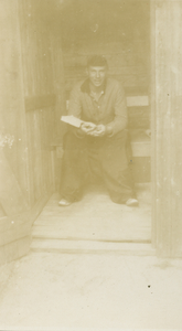 9981 - Man zittend op toilet