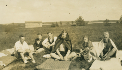 9983 - 6 jongemannen op matrassen in de heide