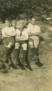 9984 - 5 jongemannen, gekleed in korte broek met lange kousen