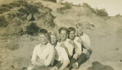 9985 - 5 jonge mannen in treinzit, op achtergrond een zandheuvel