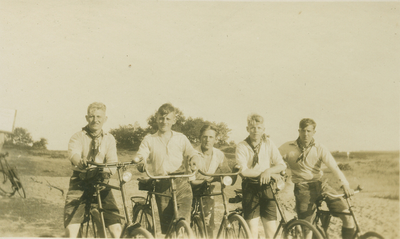 9986 - 5 jongemannen op rij met de fiets