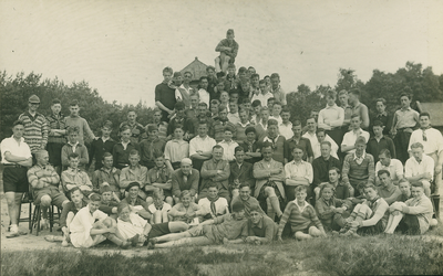 9987 - Groepsfoto van mannen en jongemannen