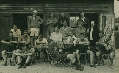 9988 - Staftent met zittend en staand een groepmvan 19 mannen