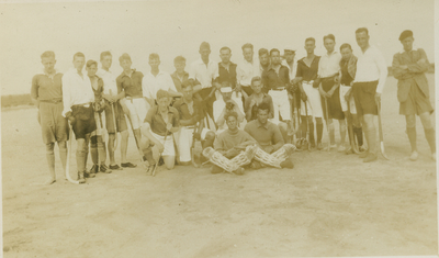 9996 - Groepsfoto van jongemannen met hockeystick