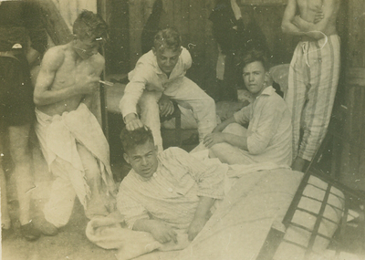 9997 - 5 jongemannen gekleed in pyama