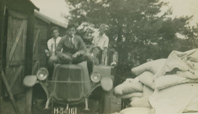 9998 - 4 jongemannen zittend op tractor met kenteken H-54161