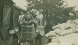 9998 - 4 jongemannen zittend op tractor met kenteken H-54161