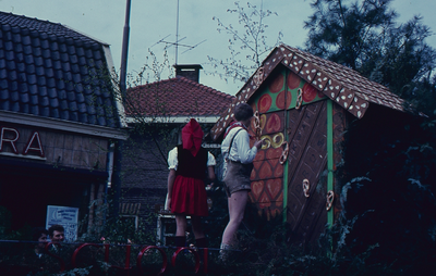 1302 Optocht ter ere van het bevrijdingsfeest. De wagen van de openbare school met als thema Hans en Grietje t.h.v. ...