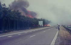 2253 Grote vuurzee en rookwolken gaan over de snelweg bij 't Harde