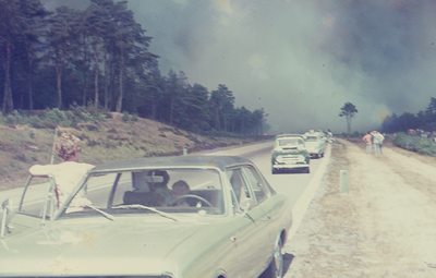 2254 Mensen die kijken naar de grote rookwolken over de weg, ASK en 't Harde Stilstaande auto's op de A 28.