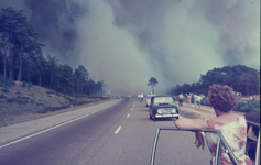 2257 Grote brand 't Harde. Mensen kijken vanaf de snelweg grote rookwolken en vuurzee in het bos bij 't Harde. Foto is ...