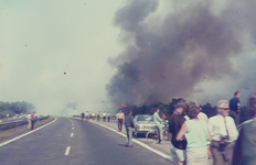 2258 Mensen kijken vanaf de snelweg naar grote rookwolken en vuurzee in het bos en op de hei van het ASK 't Harde. Foto ...
