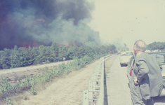2261 Man kijkt vanaf de snelweg naar grote rookwolken en vuurzee in het bos bij 't Harde. Foto is genomen vanaf de ...