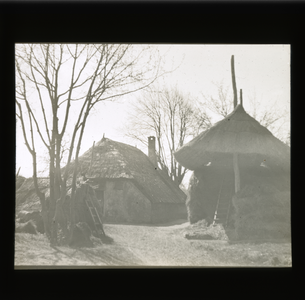  Erf met rietgedekte schuur en hooiberg winteropname