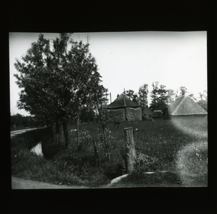  Sloot op de voorgrond met zicht op hooiberg en schuur.