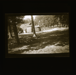  Zicht op twee hooibergen en achterkant boerderijtje