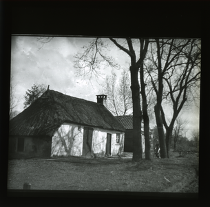  Locomotiefhuisje en houten schuur daarachter.